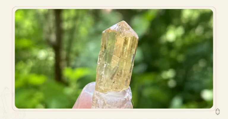 อะพาไทต์สีฟ้าอมเขียวในแสงธรรมชาติ