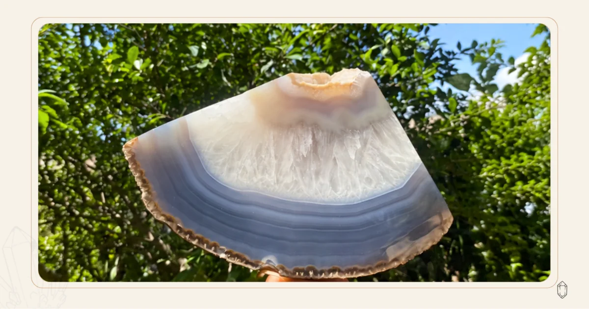 หินโทนน้ำเงินลายขาวในแสงธรรมชาติ