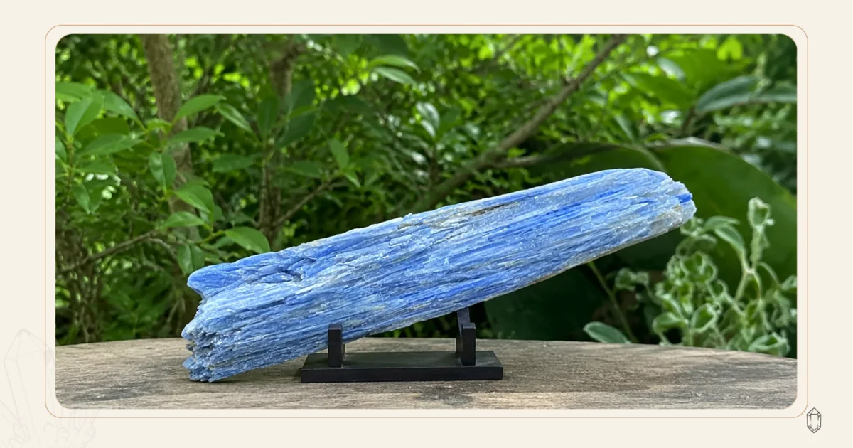ไคยาไนต์ (Kyanite) โทนสีน้ำเงินตามธรรมชาติ ถ่ายในแสงธรรมชาติ