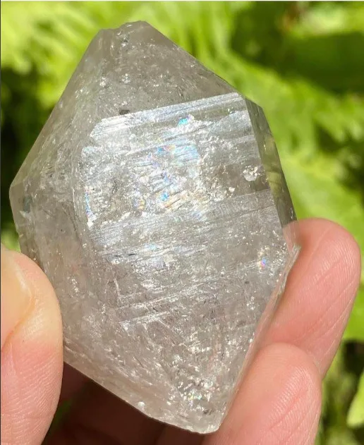 ตัวอย่าง Double Terminated Quartz ปลายแหลมสมบูรณ์ทั้งสองด้าน