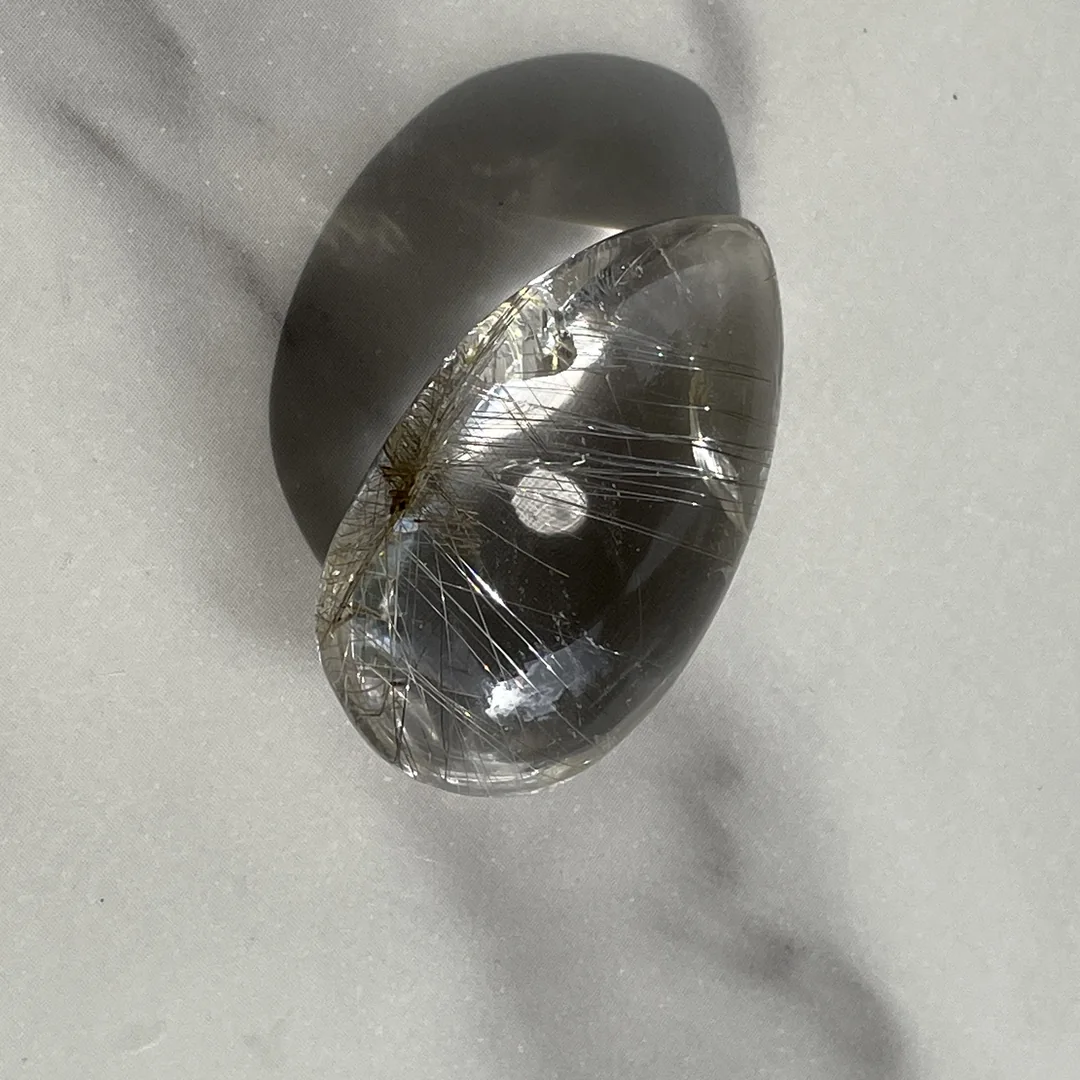หินไหมเงิน Rutilated Quartz ชิ้นที่มีเส้นแร่ภายใน มุมมองระยะใกล้