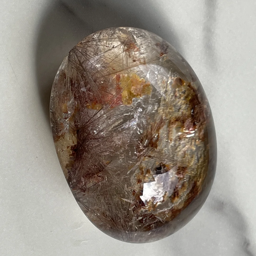หินไหมเงิน Rutilated Quartz อีกตัวอย่างหนึ่ง แสดงลวดลายเส้นแร่ภายใน