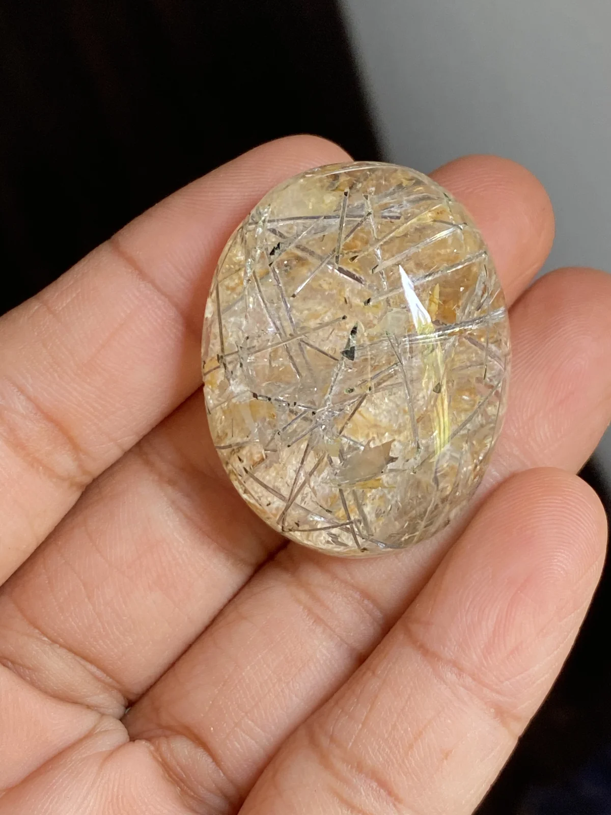 ไหมทอง Rutilated Quartz ที่มองเห็นเส้นไหมภายใน
